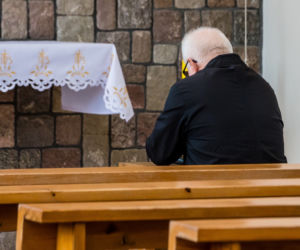 Lech Wałęsa zdjął maseczkę w kościele [ZOBACZ ZDJĘCIA]