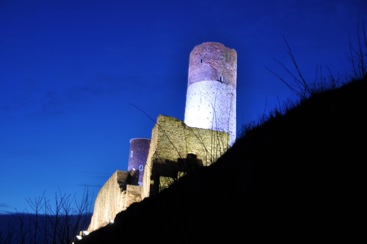 Zamek w Chęcinach nocą