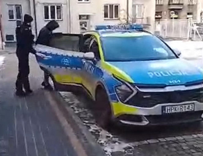 Sylwestrowa bójka pod Rzeszowem. Starli się kibole zwaśnionych klubów. Policja pokazała materiał z zatrzymanymi