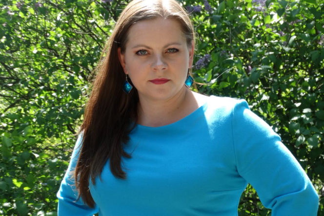 Prezydent Gdyni Aleksandra Kosiorek na tle zieleni. O incydencie z jej samochodem przeczytasz na SE Superbiz.