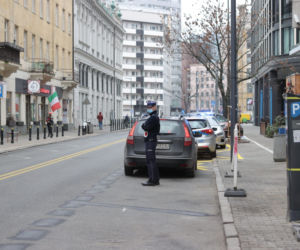 Armagedon w centrum Warszawy. Auta w kolejce do wypisania mandatów! Rozkopują pl. Pięciu Rogów