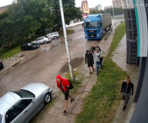 Gang dzieciaków okradł automat z zabawkami