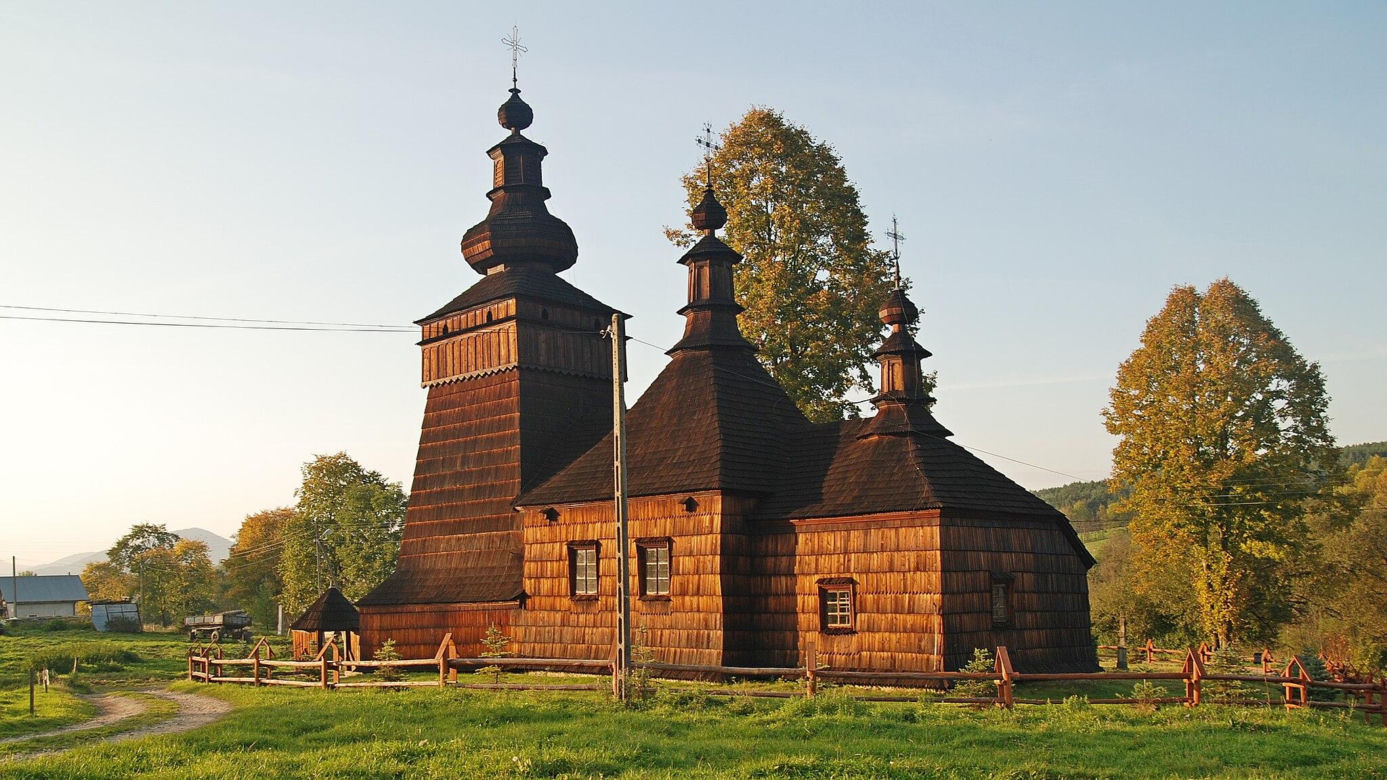 Ta wieś jest ozdobą Małopolski. Znajduje się w niej najpiękniejsza łemkowska cerkiew