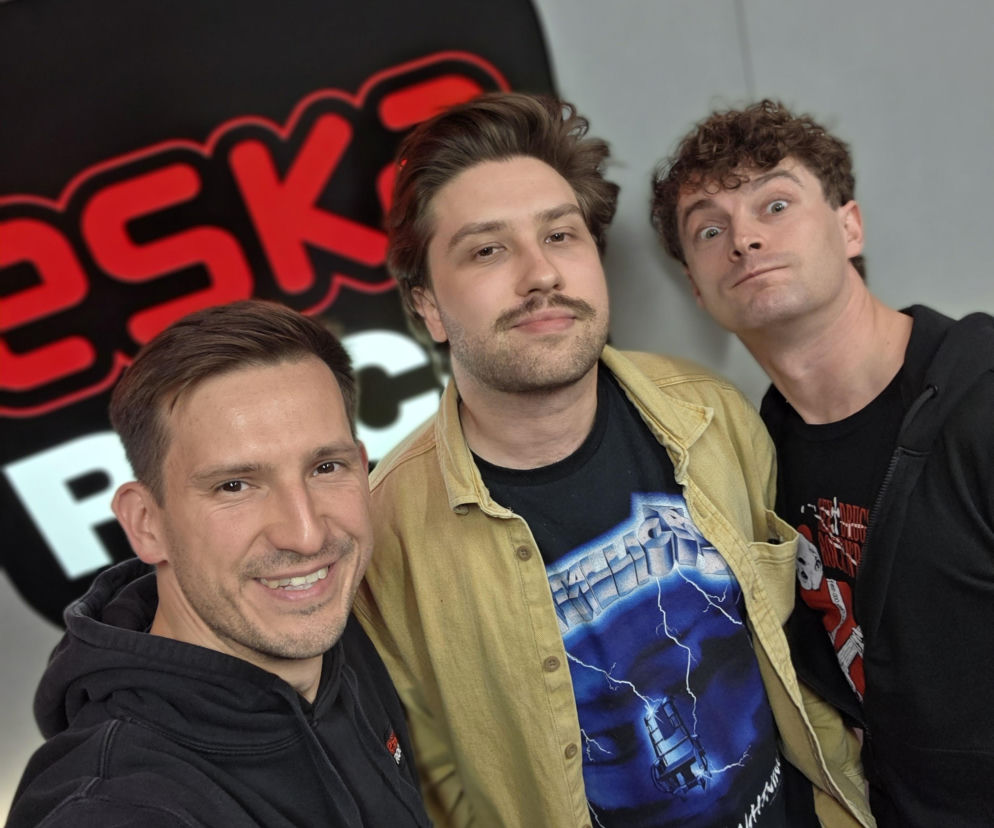 Trzej uśmiechnięci mężczyźni w studiu, w tym muzycy Koniec Listopada. O ich 10-leciu przeczytasz w Mediateka.
