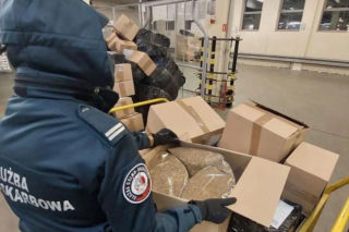 Tytoń bez akcyzy w sortowniach paczek