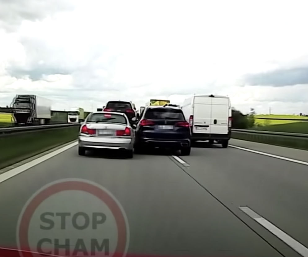 Kierowca BMW wciska się na lewy pas autostrady A4