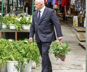 Paweł Kowal na bazarze