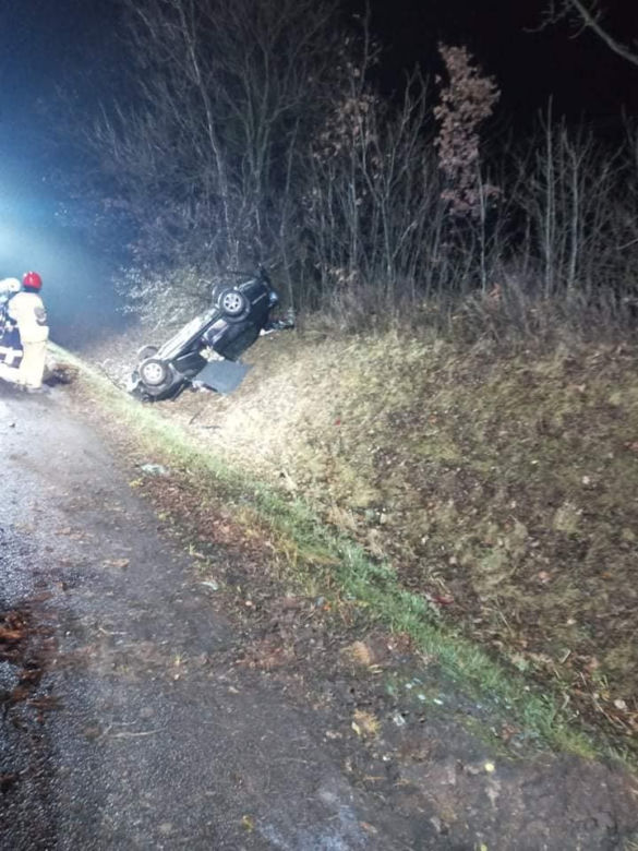 Poważny wypadek w gminie Obrowo koło Torunia. Auto dachowało