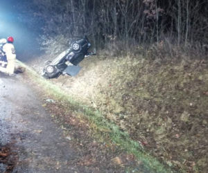 Poważny wypadek w gminie Obrowo koło Torunia. Auto dachowało