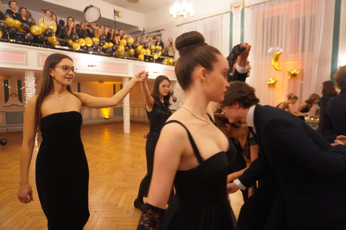 Polonez na Studniówce 2025 w II LO w Poznaniu