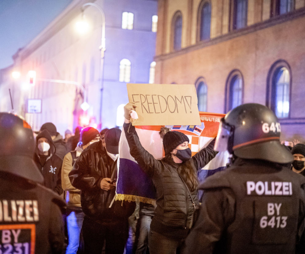 Mała dziewczynka ranna po demonstracji antyszczepionkowców. Jej matka użyła jej jak tarczy 