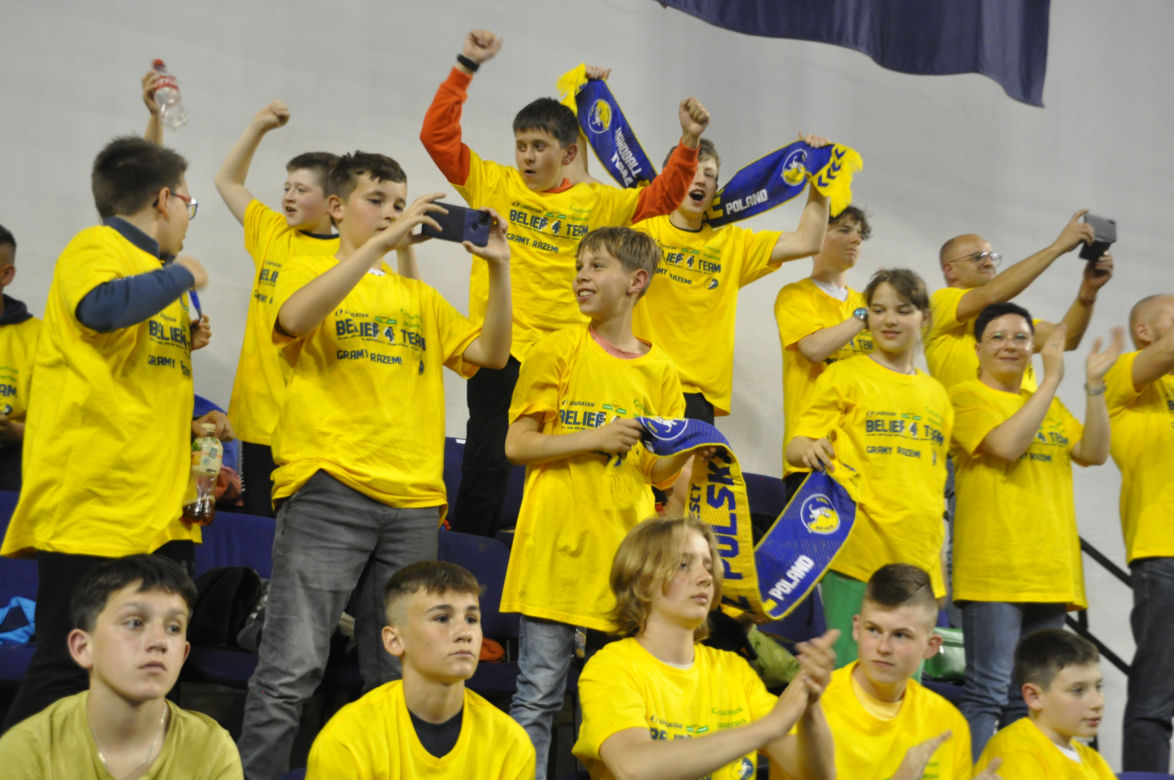 Barlinek Industria Kielce - Telekom Veszprem. Kibice zrobili "żółto-niebieski kocioł" w Hali Legionów