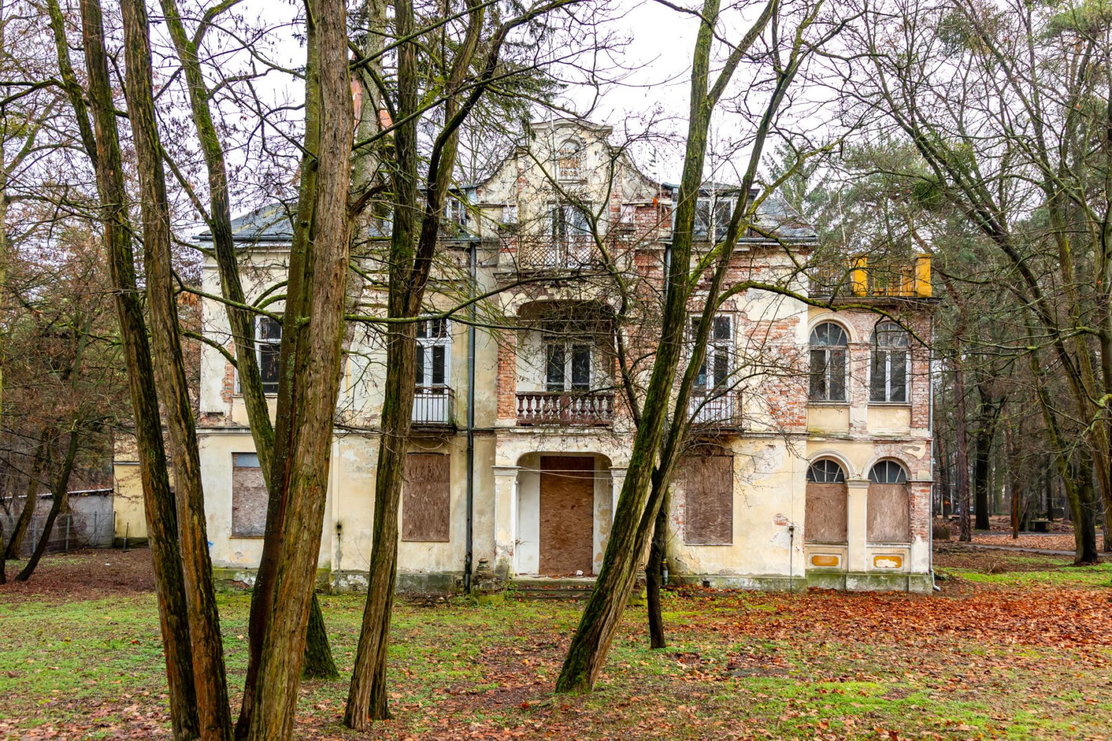 Opuszczona willa w Konstancinie