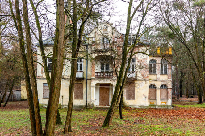 Opuszczona willa w Konstancinie