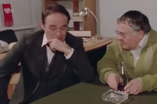 Kultowe postacie z serialu Alternatywy 4. Dopasuj aktora do roli w arcydziele Barei! [QUIZ]