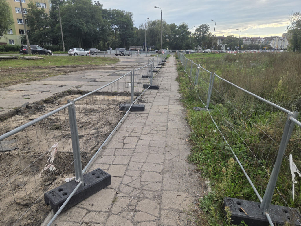 Wyburzają kolejne budynki na Szwederowie. Powstaje nowe torowisko tramwajowe [ZDJĘCIA]