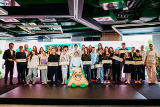 Talent, emocje i odwaga na jednej scenie. Żabka świętuje 15 lat programu stypendialnego