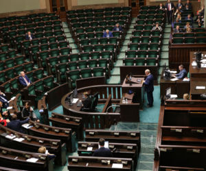 Nieliczni posłowie przysłuchują się pracom nad projektem ustawy budzetowej. Puste ławy sejmowe