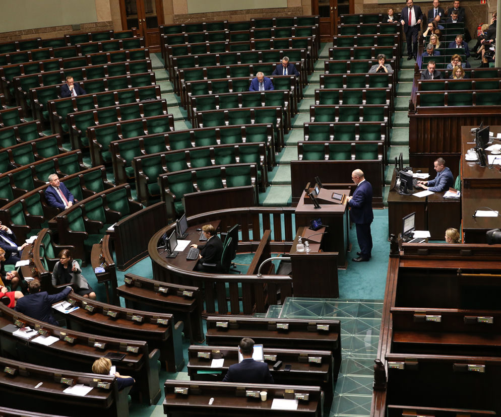 Nieliczni posłowie przysłuchują się pracom nad projektem ustawy budzetowej. Puste ławy sejmowe