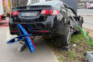 Zderzenie tramwaju z samochodem na Puławskiej, jedna osoba w szpitalu
