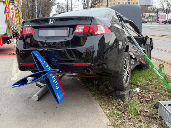 Zderzenie tramwaju z samochodem na Puławskiej, jedna osoba w szpitalu