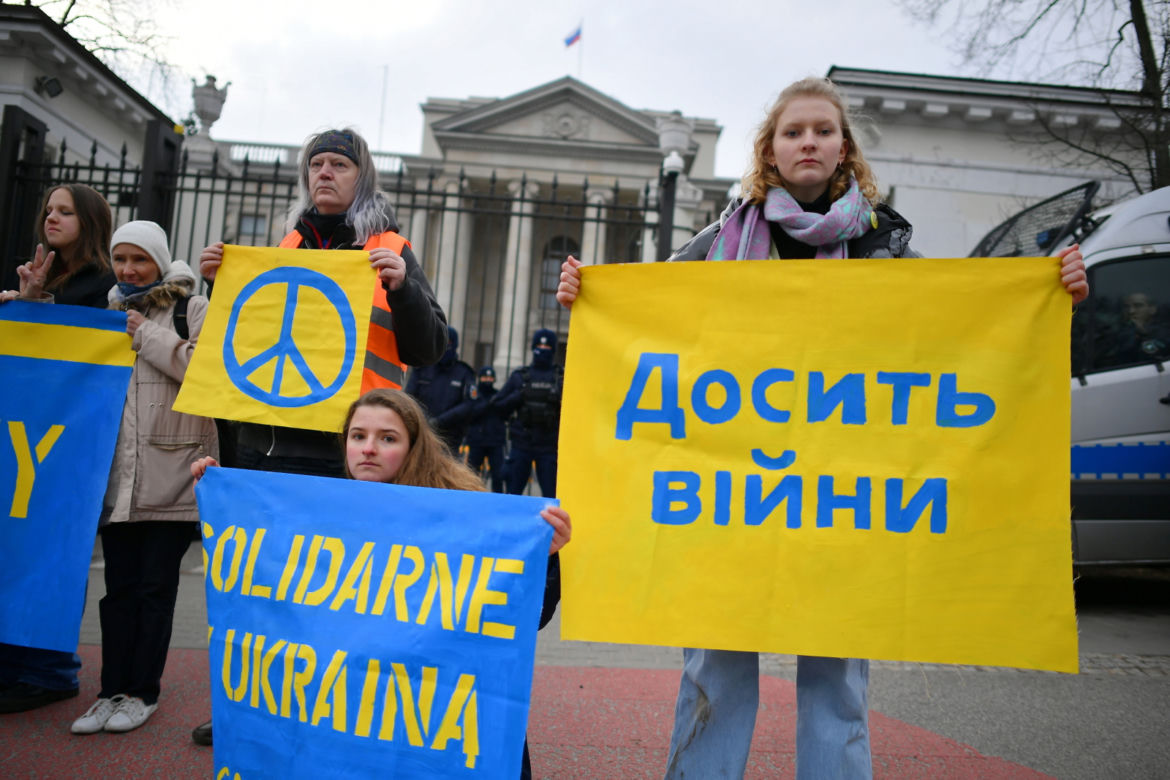 Warszawa solidarna z Ukrainą. Trwa manifestacja "Nigdy więcej wojny"