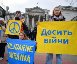 Warszawa solidarna z Ukrainą. Trwa manifestacja Nigdy więcej wojny