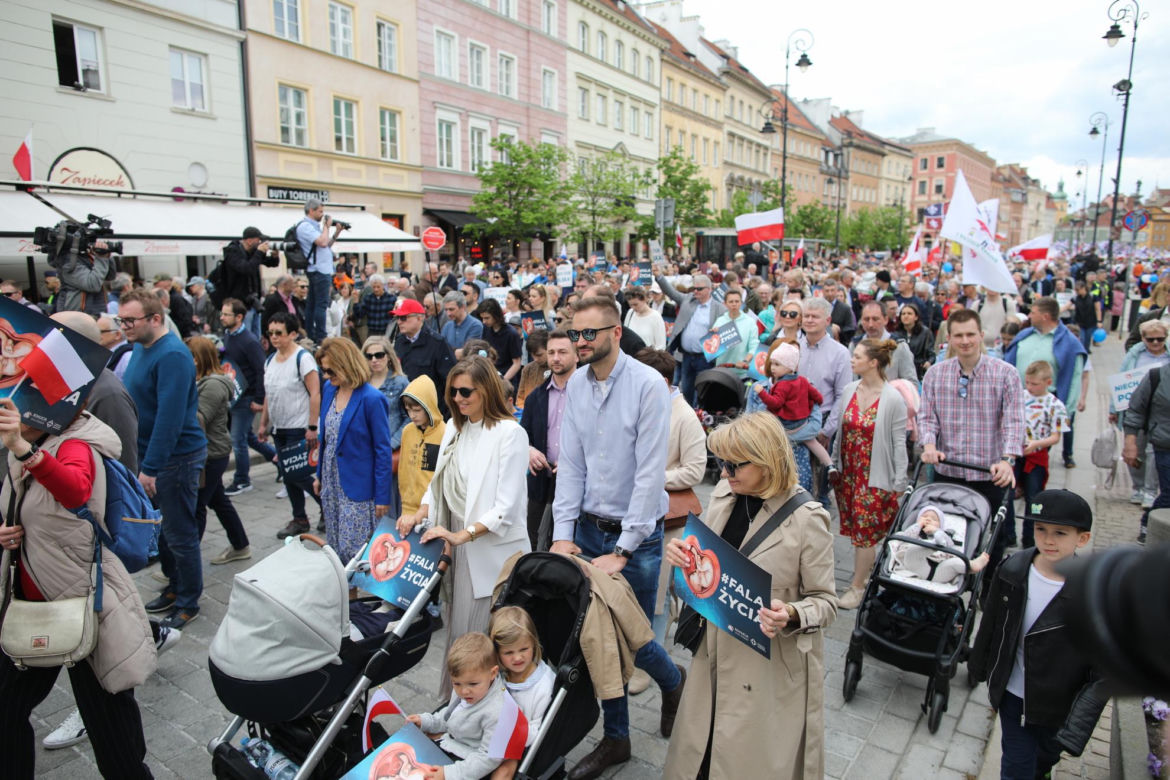 Tysiące ludzi wyszło na ulice Warszawy. Manifestujący wykrzykiwali hasła. Sprzeciwiają się atakom wymierzonym w małżeństwa