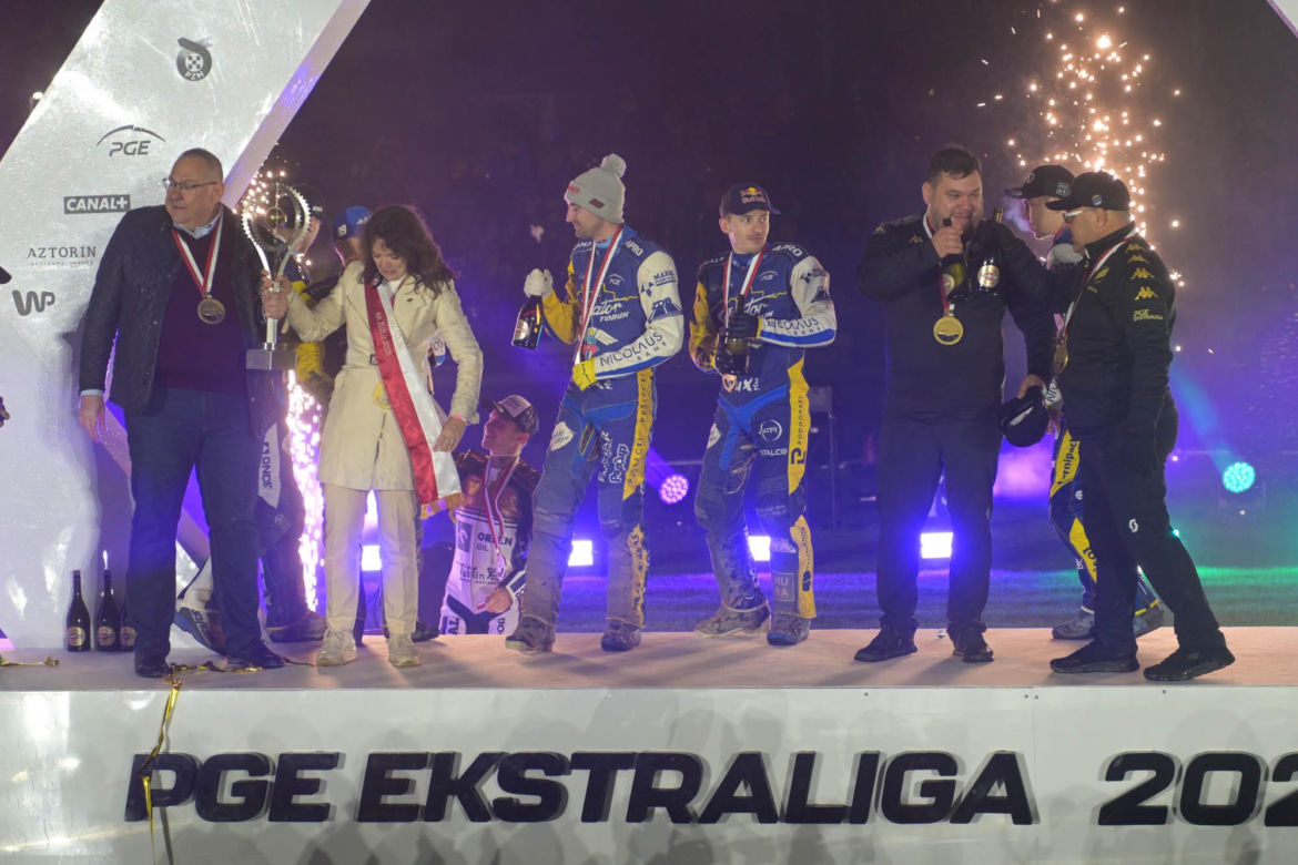 Ceremonia wręczenia trofeum po finale PGE Ekstraligi. Tak cieszył się PRES Toruń!