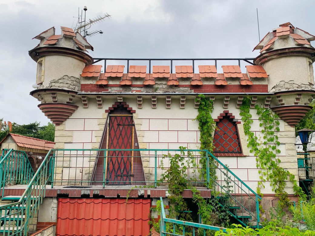 Zamek powstał w latach 90. w Żurczynie koło Bydgoszczy, prawdopodobnie na wzór niemieckiego pałacu Drachenburg