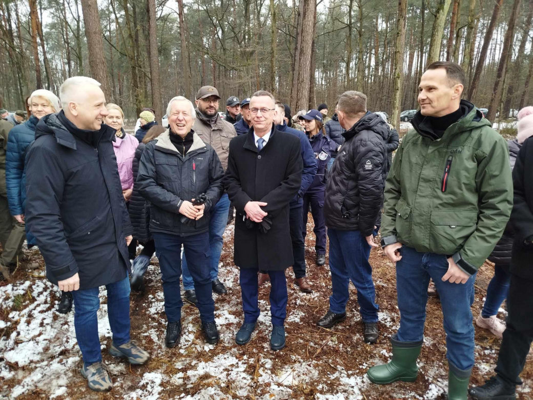 W akcji sadzenia lasu z okazji 80-lecia Nadleśnictwa Siedlce uczestniczyło ponad sto osób
