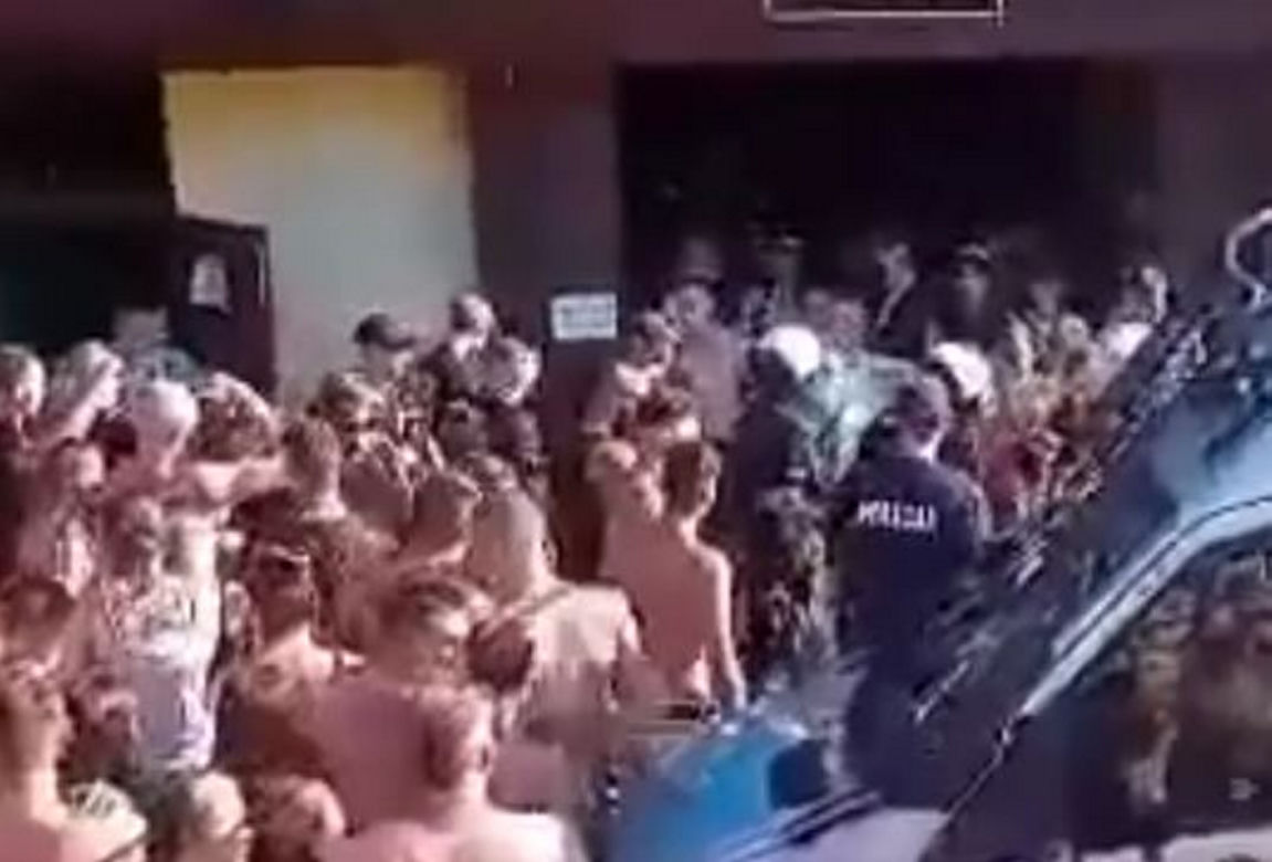 Tłum chciał dokonać samosądu na pedofilach? Szokujące sceny na basenie 