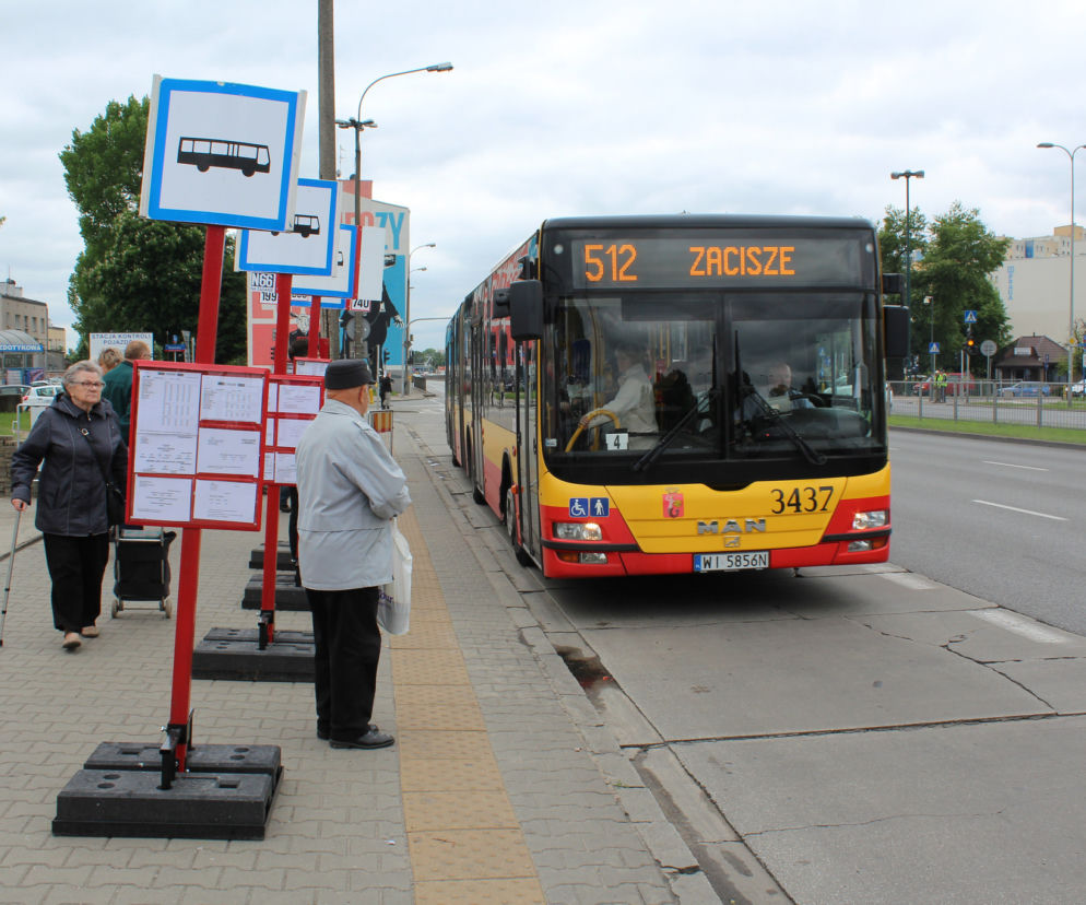 Aplikacja poda przewidywany czas przyjazdu autobusu.
