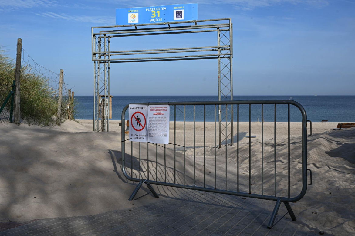 Plaża w Ustce zamknięta z powodu zanieczyszczenia Bałtyku