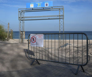 Plaża w Ustce zamknięta z powodu zanieczyszczenia Bałtyku