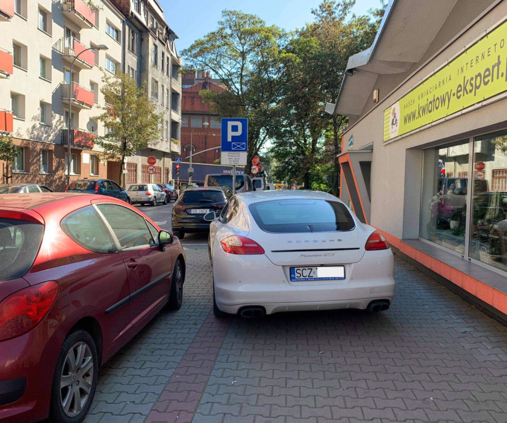 Bytom: Białe Porsche zatarasowało cały chodnik. Prośby o przeparkowanie zakończyły się wyzwiskami, szturchaniem i groźbami