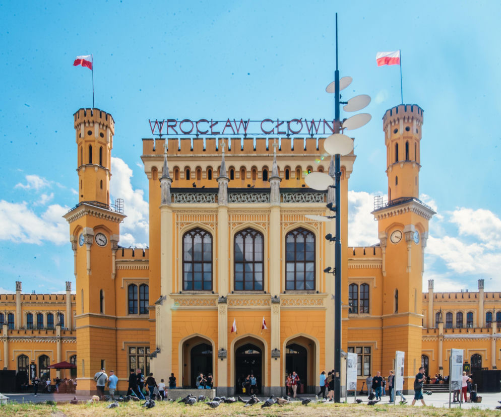Neogotycka fasada dworca Wrocław Główny z dwiema wieżyczkami. O historii budynku przeczytasz w serwisie Architektura.
