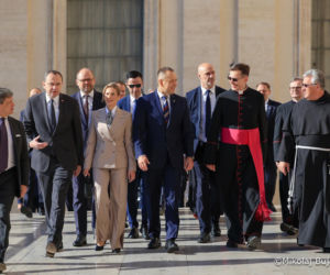 Prezydent Nawrocki z Małżonką przy grobie św. Jana Pawła II
