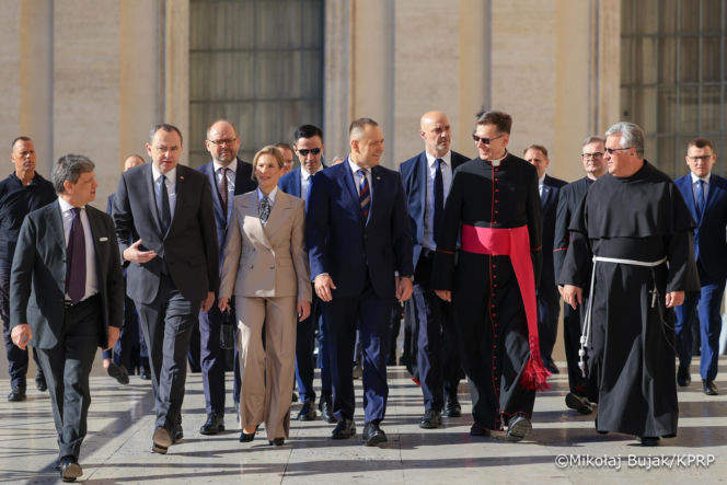 Prezydent Nawrocki z Małżonką przy grobie św. Jana Pawła II
