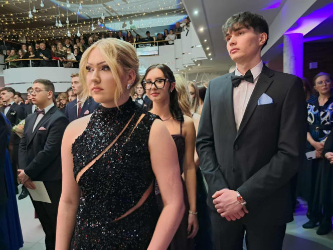 Tak bawili się maturzyści na studniówce skarżyskiego "Erbla". Kreacje jak z czerwonego dywanu