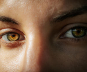 Osoby o tym kolorze oczu mają niezwykłą intuicję. Widzą więcej niż oczy. Szeptucha mówi wyjątkowym o darze ich duszy. Kolor oczu a osobowość 