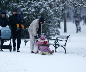 Maciej Pela zabrał córeczki na sanki