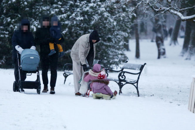 Maciej Pela zabrał córeczki na sanki
