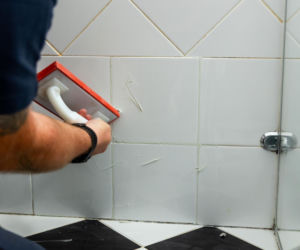 Jak poprawnie usunąć starą fugę i silikon oraz nałożyć nowy? Murator Remontuje