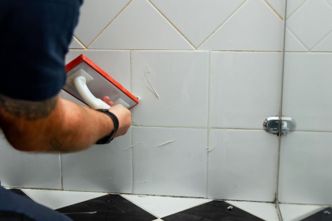 Jak poprawnie usunąć starą fugę i silikon oraz nałożyć nowy? Murator Remontuje