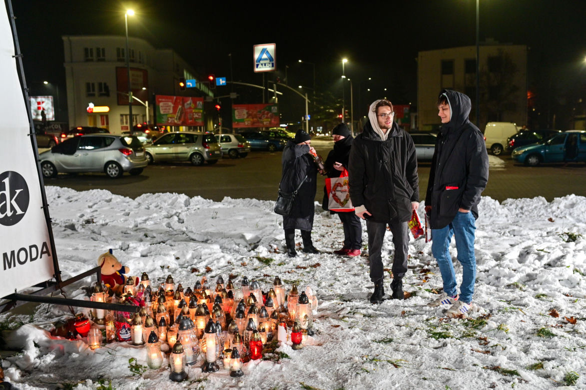 Andrychów. Znicze ku pamięci zmarłej 14-latki