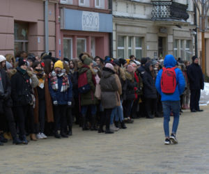 Lublin: Flaga miasta opuszczona do połowy masztu. W południe wybrzmiała „Cisza”