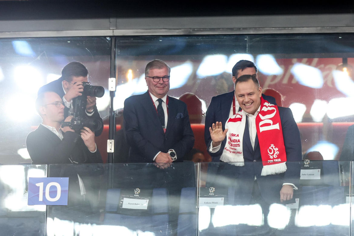 Karol Nawrocki pozdrowił chłopca na meczu Polska - Finlandia