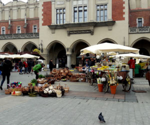 Na krakowskim Rynku trwają Targi Wielkanocne. Jeszcze zdążycie je odwiedzić! [GALERIA ZDJĘĆ]