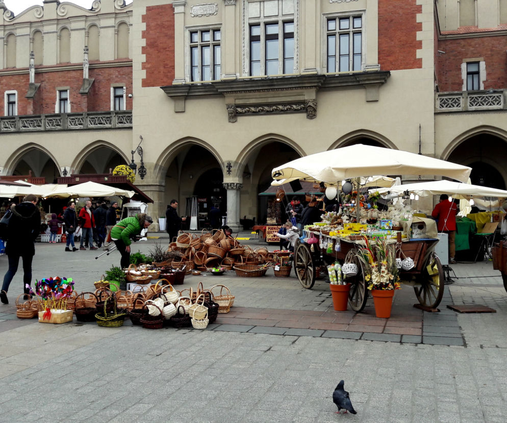 Na krakowskim Rynku trwają Targi Wielkanocne. Jeszcze zdążycie je odwiedzić! [GALERIA ZDJĘĆ]